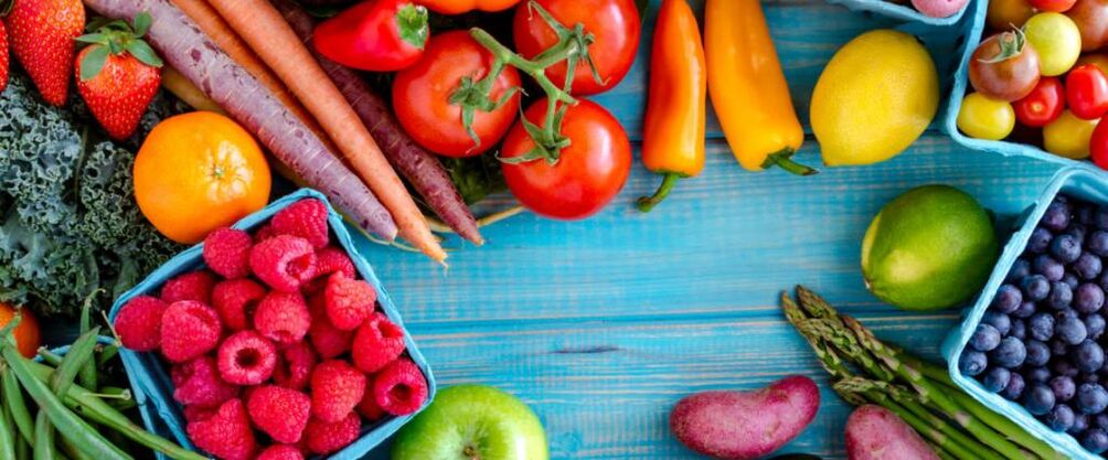 W menu diety białkowej powinny znaleźć się warzywa, owoce i jagody. 