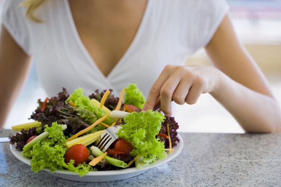 W przypadku zapalenia żołądka należy unikać świeżych warzyw na rzecz duszonych lub gotowanych. 